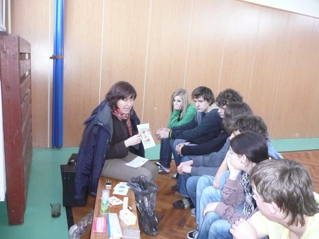 Přednáška o AIDS 8.12.2010 v tělocvičně školy