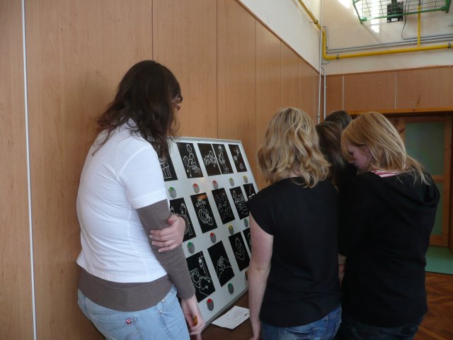 Přednáška o AIDS 8.12.2010 v tělocvičně školy