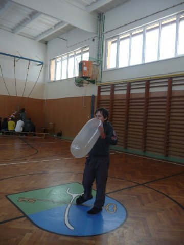 Přednáška o AIDS 8.12.2010 v tělocvičně školy