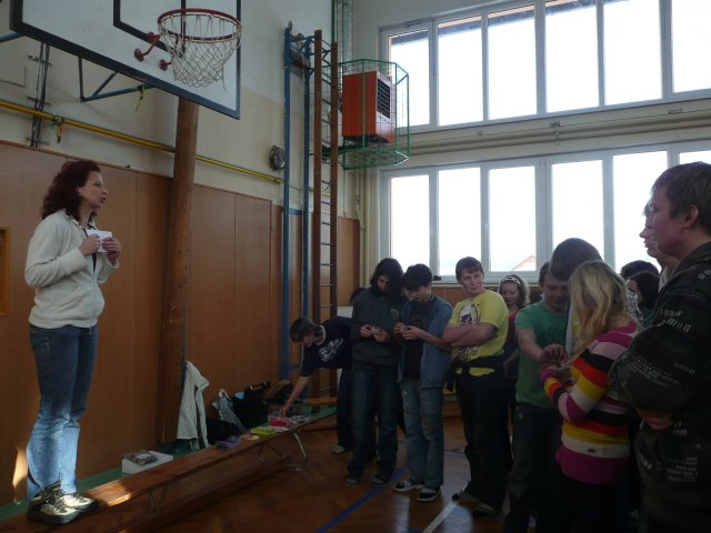 Přednáška o AIDS 8.12.2010 v tělocvičně školy