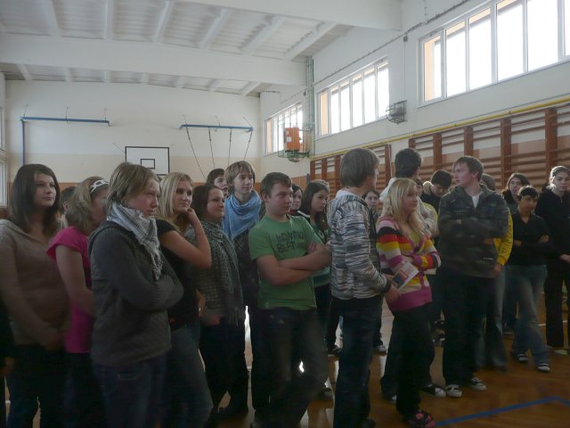 Přednáška o AIDS 8.12.2010 v tělocvičně školy