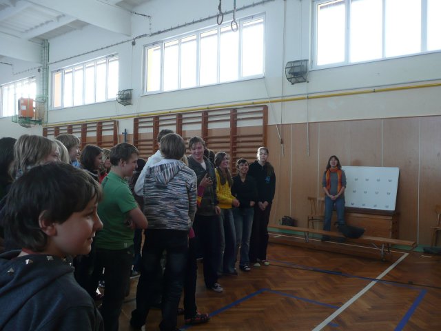Přednáška o AIDS 8.12.2010 v tělocvičně školy