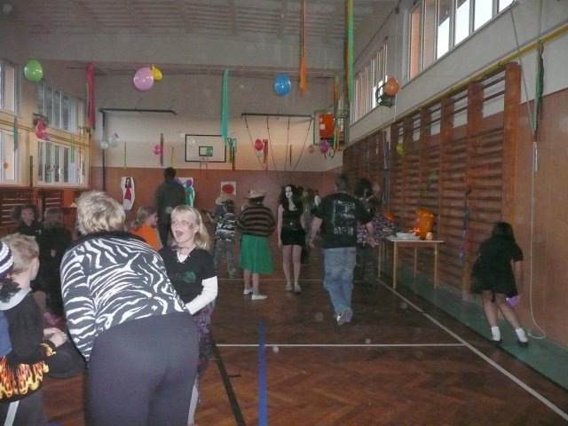 Halloween party v tělocvičně školy 26.10.2010