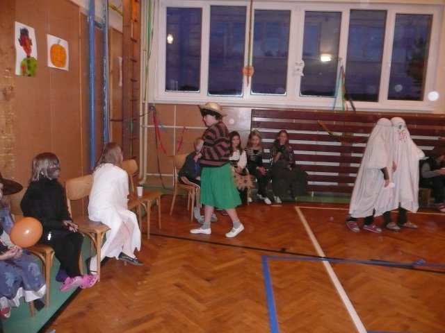 Halloween party v tělocvičně školy 26.10.2010