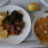 vývar s těstovinou, hovězí na česneku, bramborový knedlík, špenát