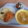 polévka z vaječné jíšky, kuřecí řízek, bramborová kaše