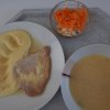 kedlubnová polévka s pohankou, přírodní vepřový plátek, bramborová kaše