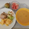 zeleninový krém, grilovaný sumeček, šťouchaný brambor