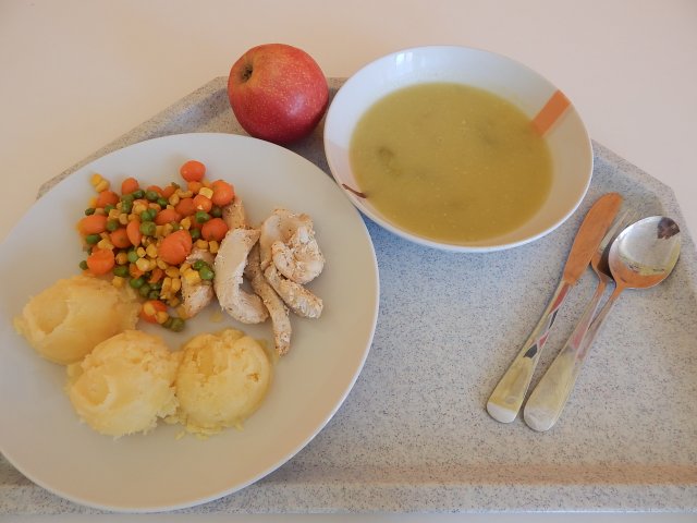 chřestová polévka, kuřecí kousky, brambor, dušená zelenina