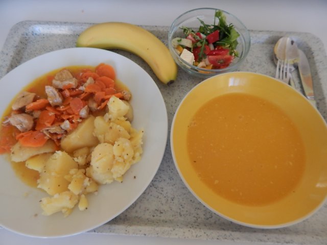 dýňová polévka, vepřové kostky v mrkvi, brambor, salát