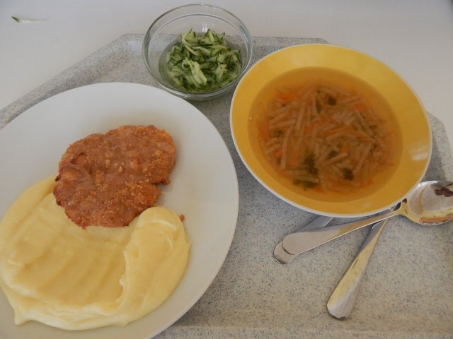 kedlubnová polévka s pohankou, holandský řízek, bramborová kaše, salát