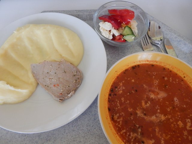 Italská polévka, tuňák na másle, bramborová kaše, zelenina
