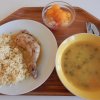 polévka z červené čočky, kuře ala bažant, těstovinová rýže, kompot