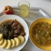 vývar s těstovinami, hovězí na česneku, bramborové knedlíky, špenát
