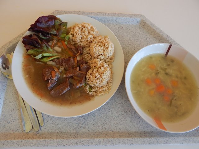 kuřecí vývar s nudlemi, hovězí nudličky na zelenině, bulgur