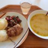 květáková polévka s vejci, sumeček, šťouchané brambory, grilovaná zelenina