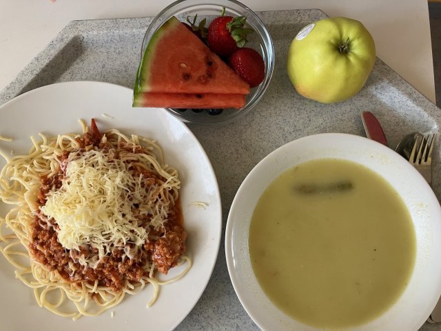 chřestová polévka, milánské špagety se sýrem