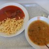 hrstková polévka, hovězí maso, rajská omáčka, těstoviny