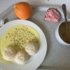 zeleninová polévka, cizrna na kari s rýží