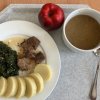 čočková polévka, hovězí na česneku se špenátem a bramborovými knedlíky