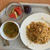 zeleninová polévka s hrachovými vločkami, čínské nudle se zeleninou a vejci