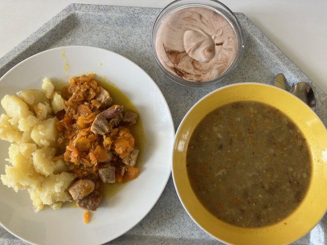 hrstková polévka, vepřové kostky v mrkvi s bramborem