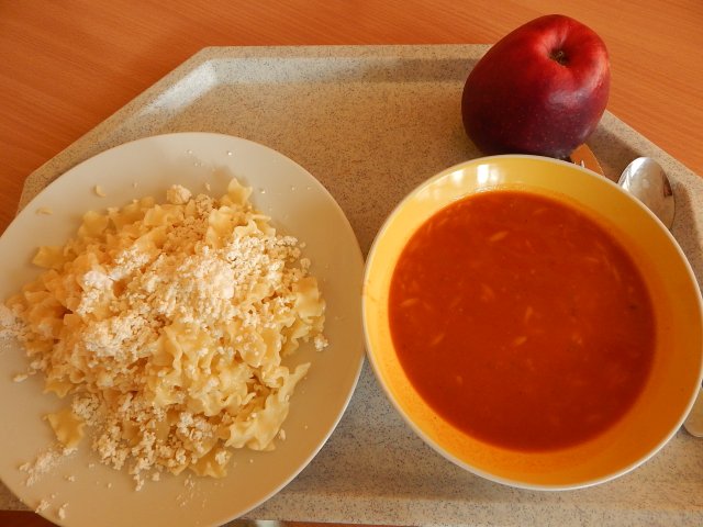 tomatová polévka s rýží, nudle s tvarohem