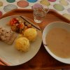 fazolová polévka, ryba na bylinkách, bramborová kaše, grilovaná zelenina
