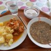 hrstková polévka, vepřové v mrkvi, brambory, jogurt s ovocem