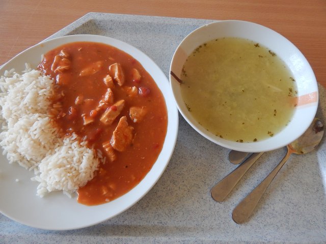 kapustová polévka, kuřecí po maďarsku, rýže