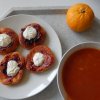tomatová polévka, bavorské vdolečky s marmeládou a tvarohem