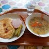zeleninová polévka, hrachová kaše, uzené maso, okurka