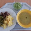 cuketová polévka, hovězí maso, fazolky na slanině, brambory