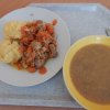 čočková polévka, vepřové v mrkvi, brambory