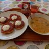 zeleninová s celestýnskými nudlemi, bavorské vdolečky s marmeládou a tvarohem, mléko