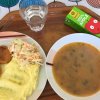 gulášová z hlívy ústřičné, rybí karbanátek, bramborová kaše, zeleninový salát, juice