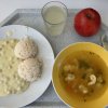 zeleninová polévka s drožďovými nočky, cizrna na kari s rýží