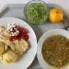 zeleninová polévka s pohankou, kuřecí plátek s mozzarelou, brambory