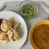 gulášová polévka, kuskus s kuřecím masem a zeleninou