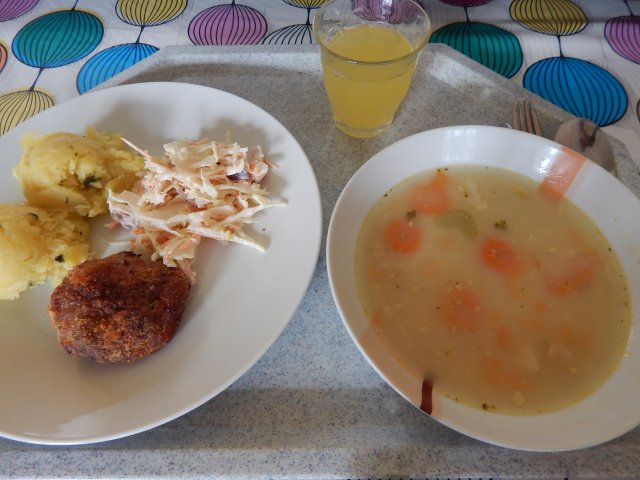 zeleninová polévka, karbanátek, brambor, zeleninový salát