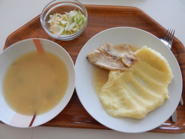 květáková polévka, Talápie nilská na másle, bramborová kaše, salát