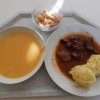 kukuřičná polévka s mrkví, srnčí guláš, šťouchaný brambor, salát