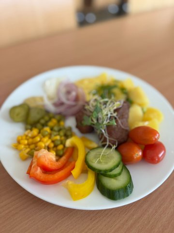 cuketová polévka, čevabčiči s bramborem