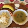 zeleninová s pepitky, nudle s tvarohem, mléko, banán