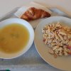 polévka z vaječné jíšky, těstovinový salát s kuřecím masem, croasants