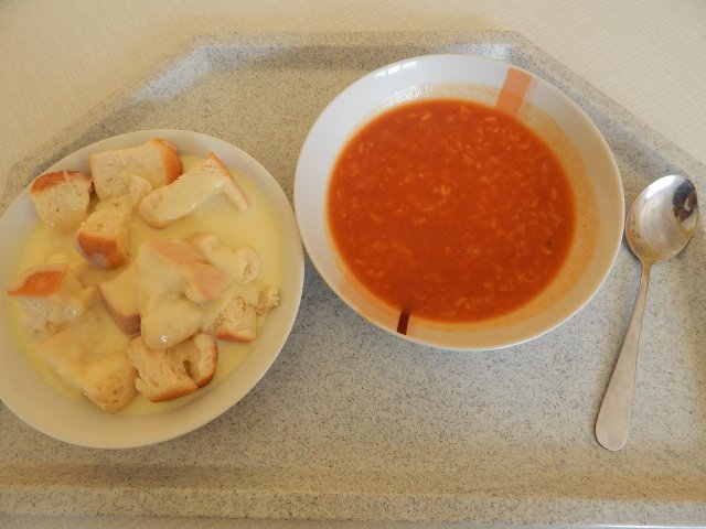 tomatová polévka, buchtičky se šodou
