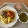 cuketová polévka, vepřové kostky s dušenou mrkví a bramborem